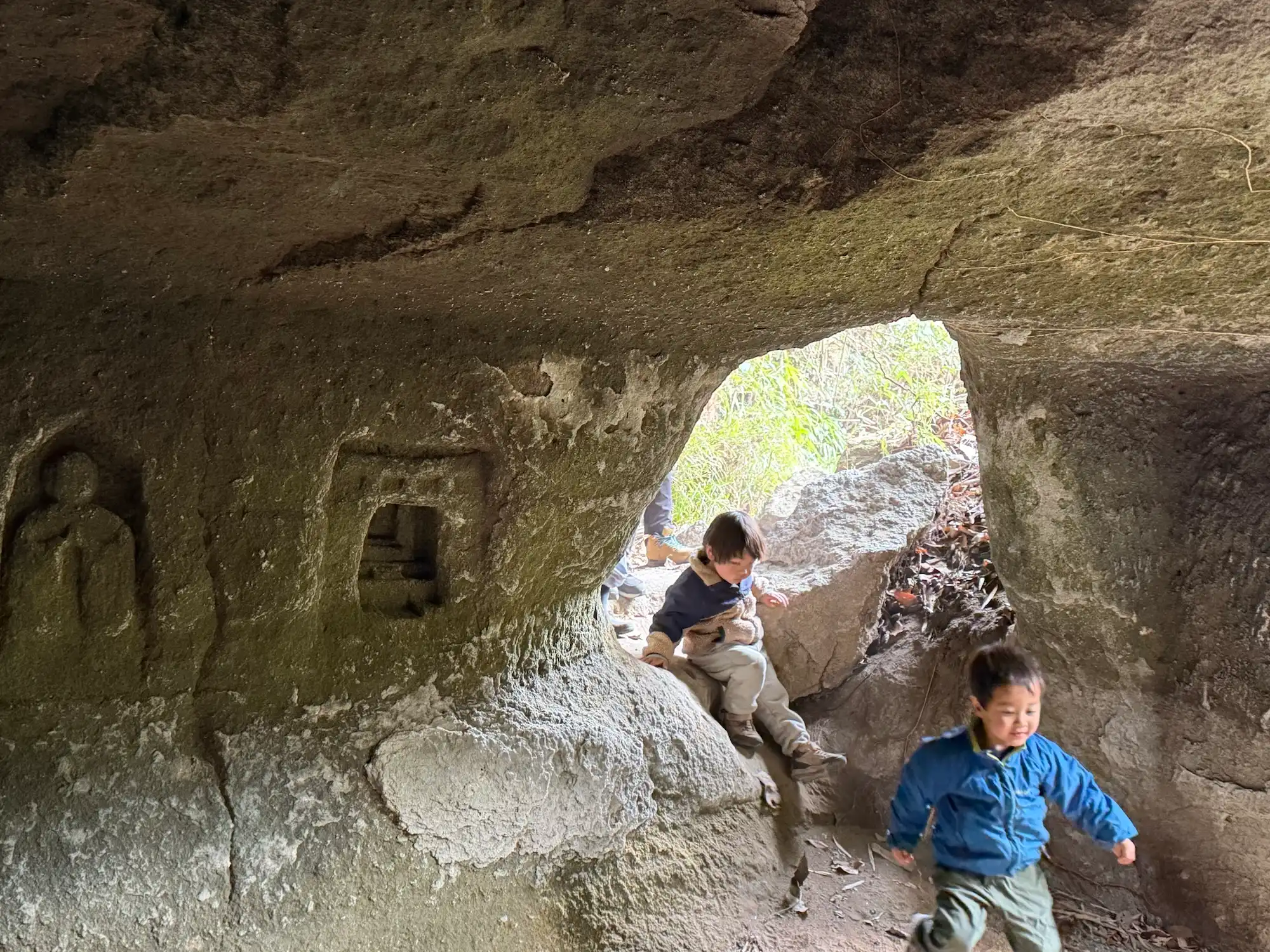 隠れ洞窟（やぐら）を探検